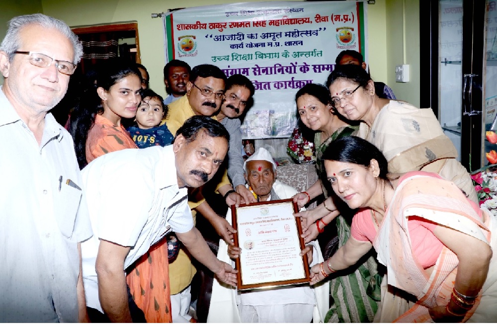 टीआरएस प्राचार्य ने स्वतंत्रता संग्राम सेनानियों का किया सम्मान, अंग्रेजो रीवा छोड़ो आंदोलन की बताई बातः REWA NEWS